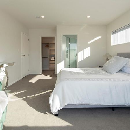 Modern Immaculate Residence In Mount Wellington Окленд Экстерьер фото