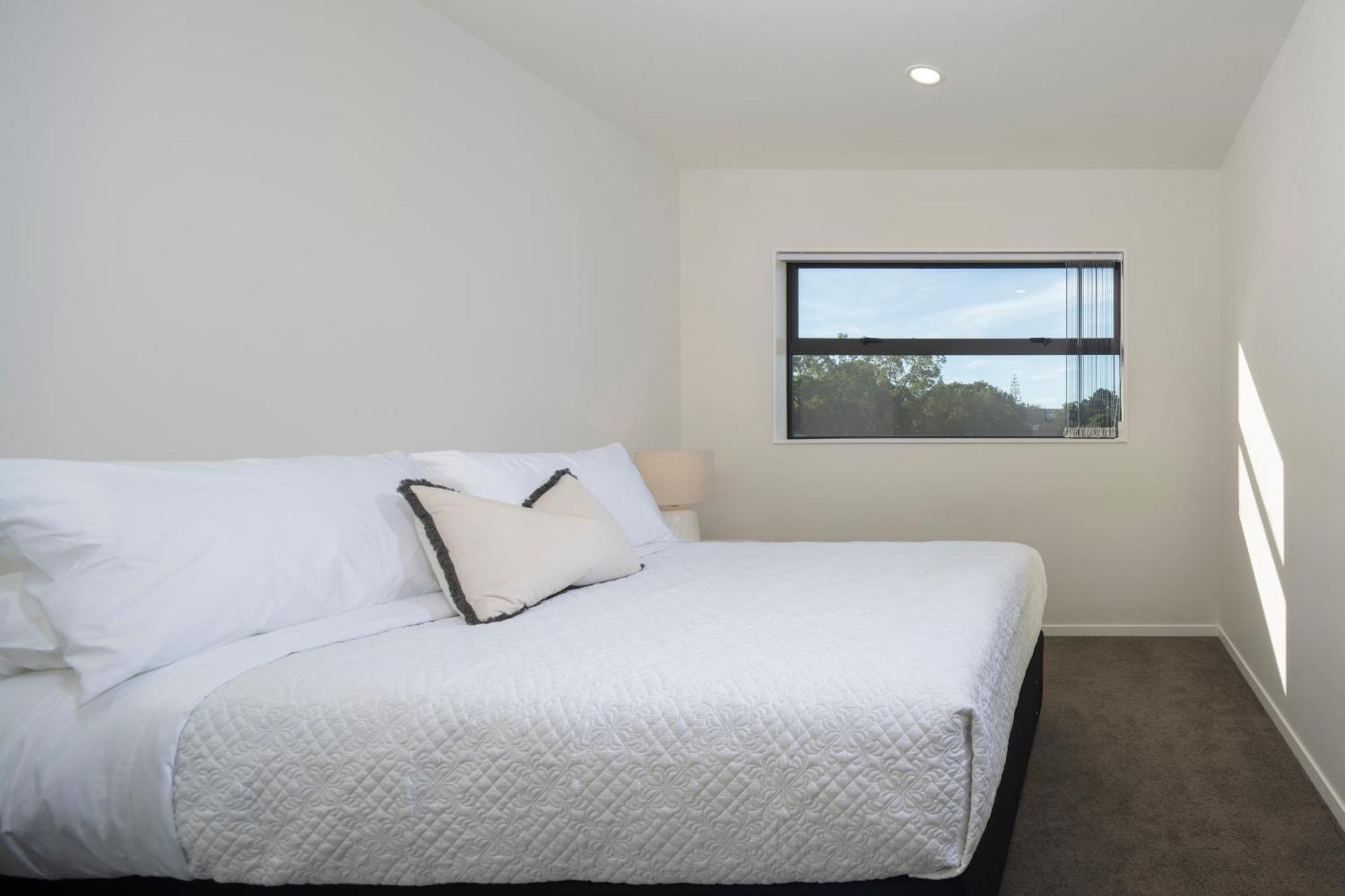 Modern Immaculate Residence In Mount Wellington Окленд Экстерьер фото