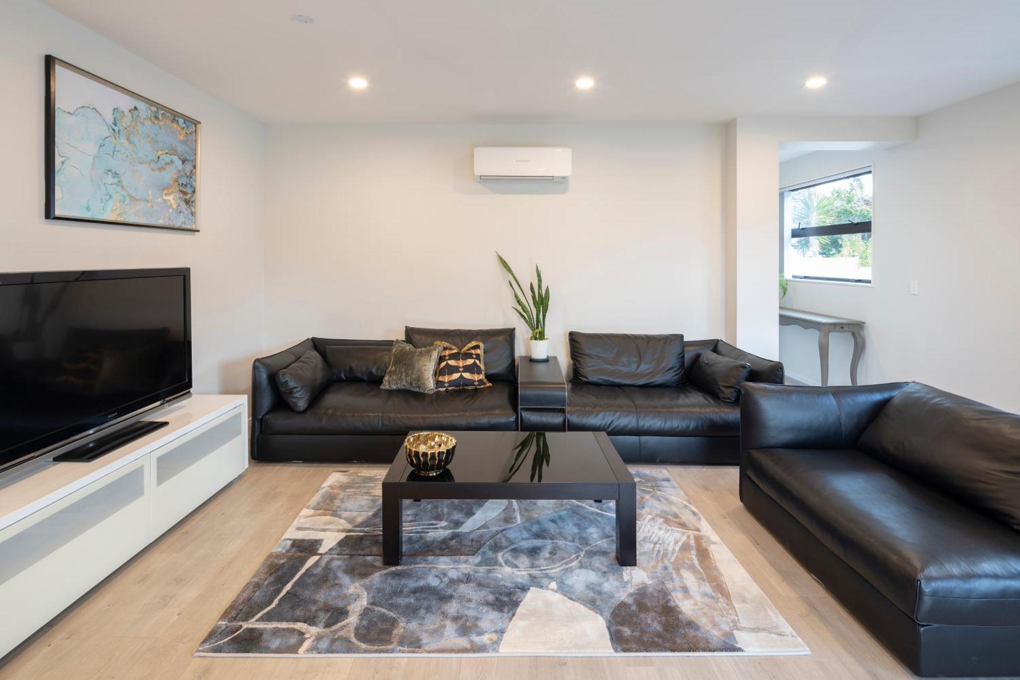 Modern Immaculate Residence In Mount Wellington Окленд Экстерьер фото