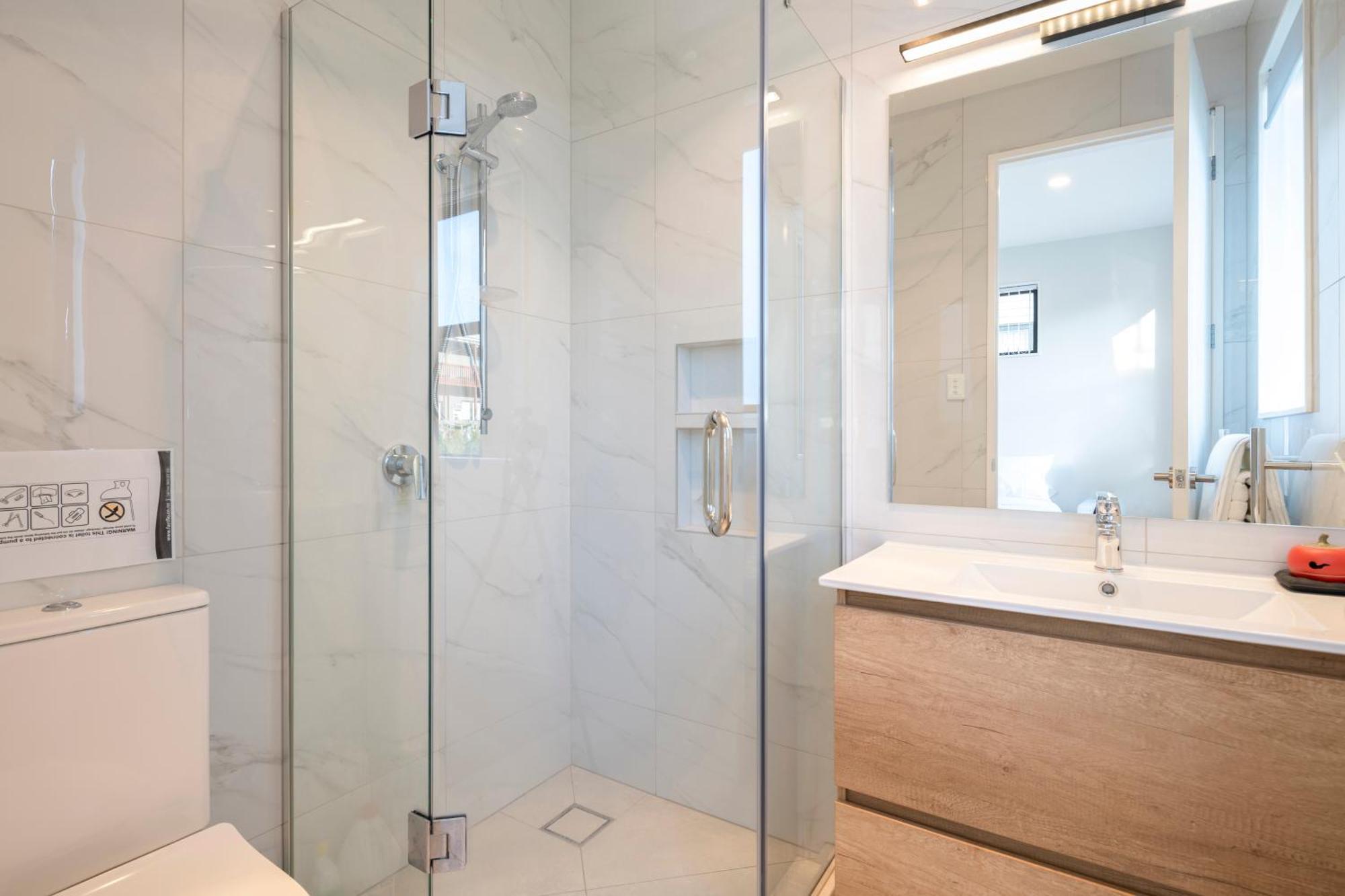Modern Immaculate Residence In Mount Wellington Окленд Экстерьер фото