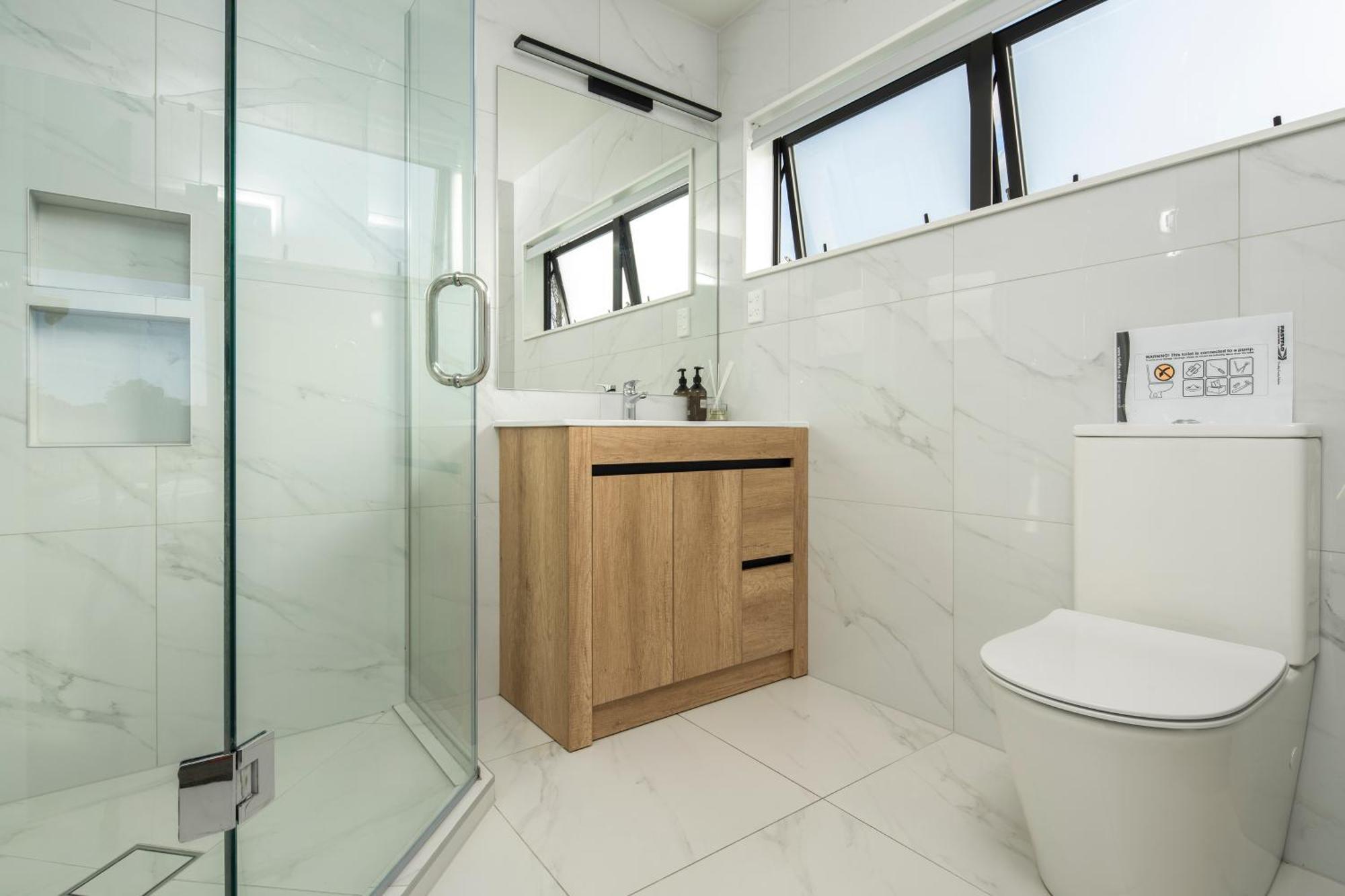 Modern Immaculate Residence In Mount Wellington Окленд Экстерьер фото
